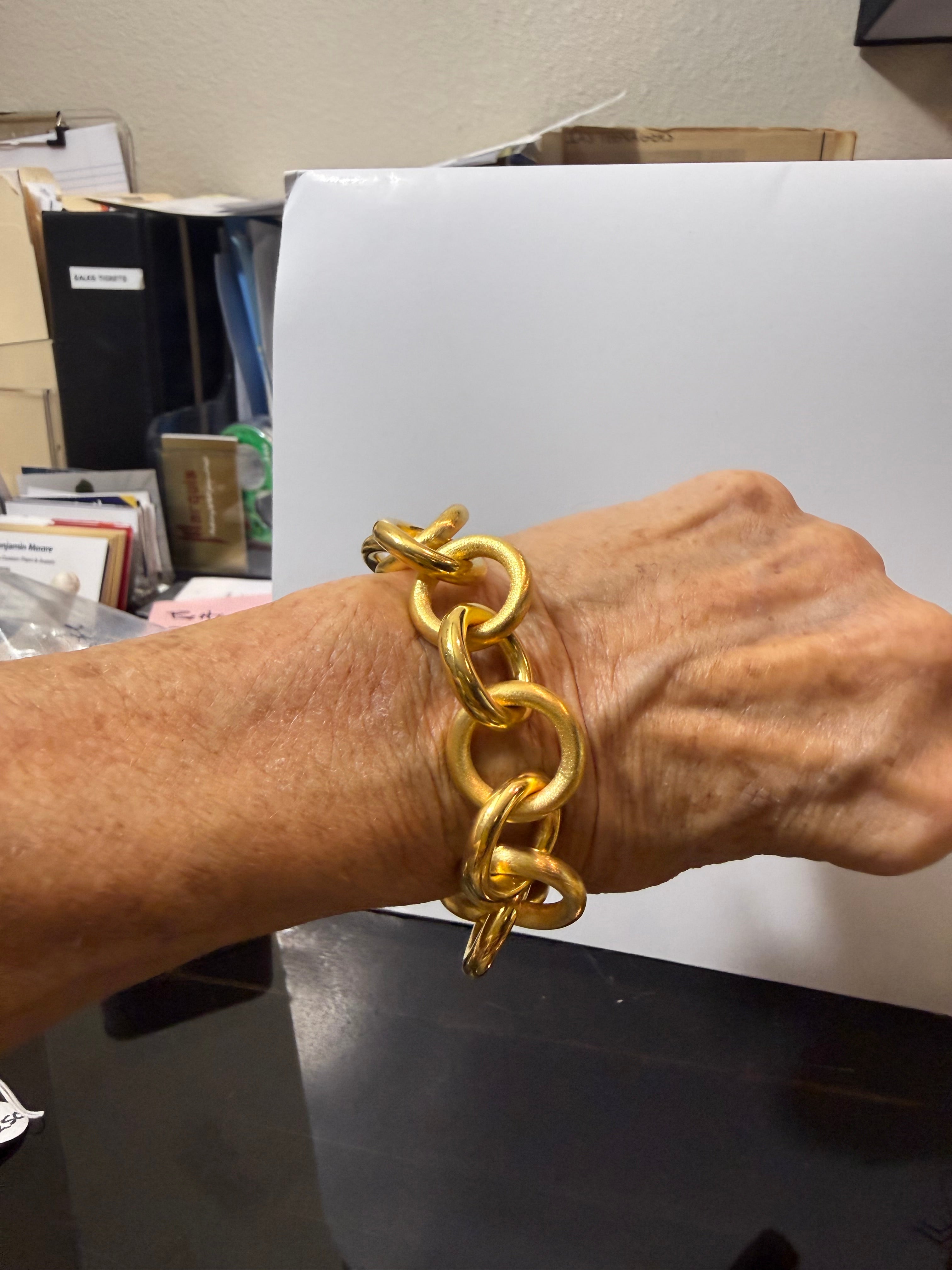 Gold round Link bracelet